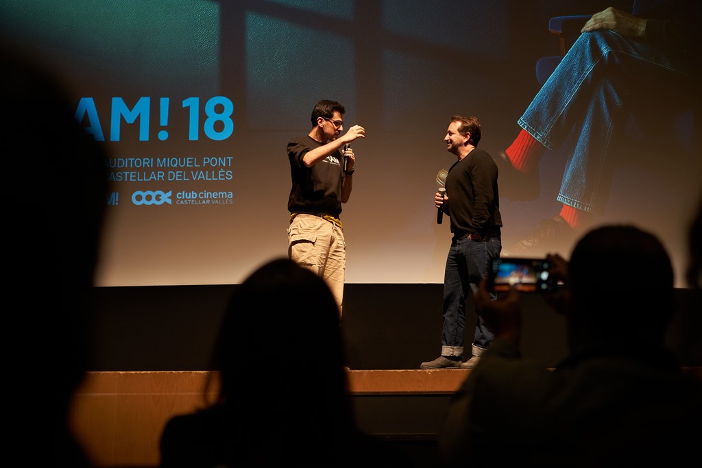 El públic va compartir un col·loqui amb Guille Cascante, productor del film 'Balandrau, un vent salvatge'. || Q. P. El públic va compartir un col·loqui amb Guille Cascante, productor del film 'Balandrau, un vent salvatge'. || Q. P.