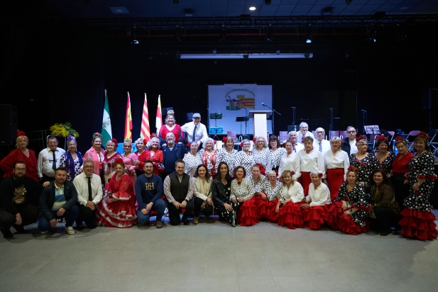 Foto de família de les autoritats i participants al Dia de Andalusia de Castellar del Vallès, a la Sala Blava de l'Espai Tolrà, dissabte 21. || Q. P.
