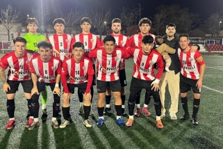 L’onze inicial de la UE Castellar enfront del Poble Sec, amb l’exjugador David López i el seu fill formant.