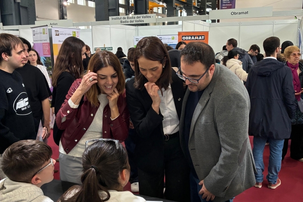 Anna Riera, Yolanda Rivera i Rubén Peñalver a l'estand de l'Institut Castellar | O.Ferran