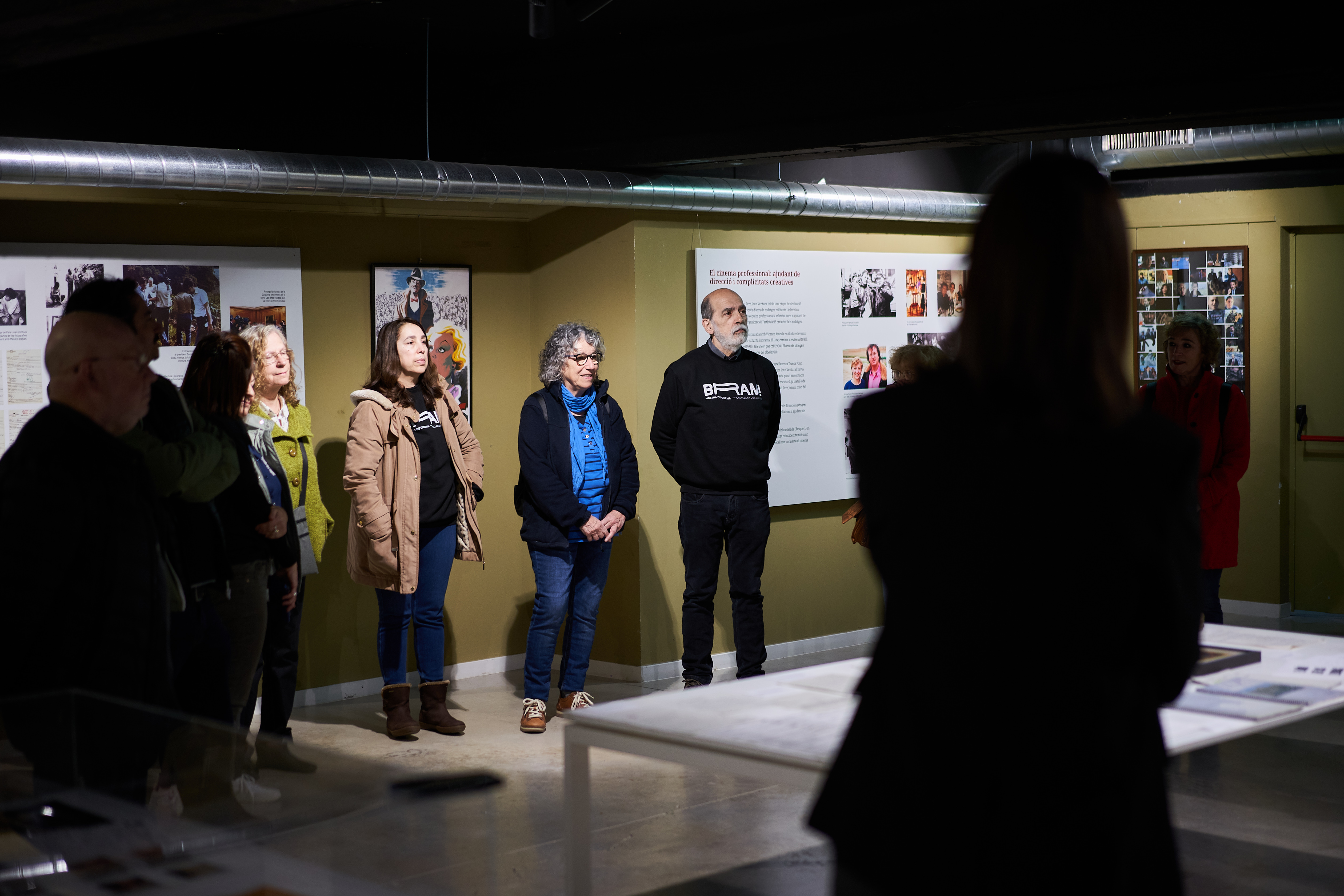 Moment de la inauguració de l'exposició al Pere Joan Ventura, amb membres del cineclub. || Q. P.