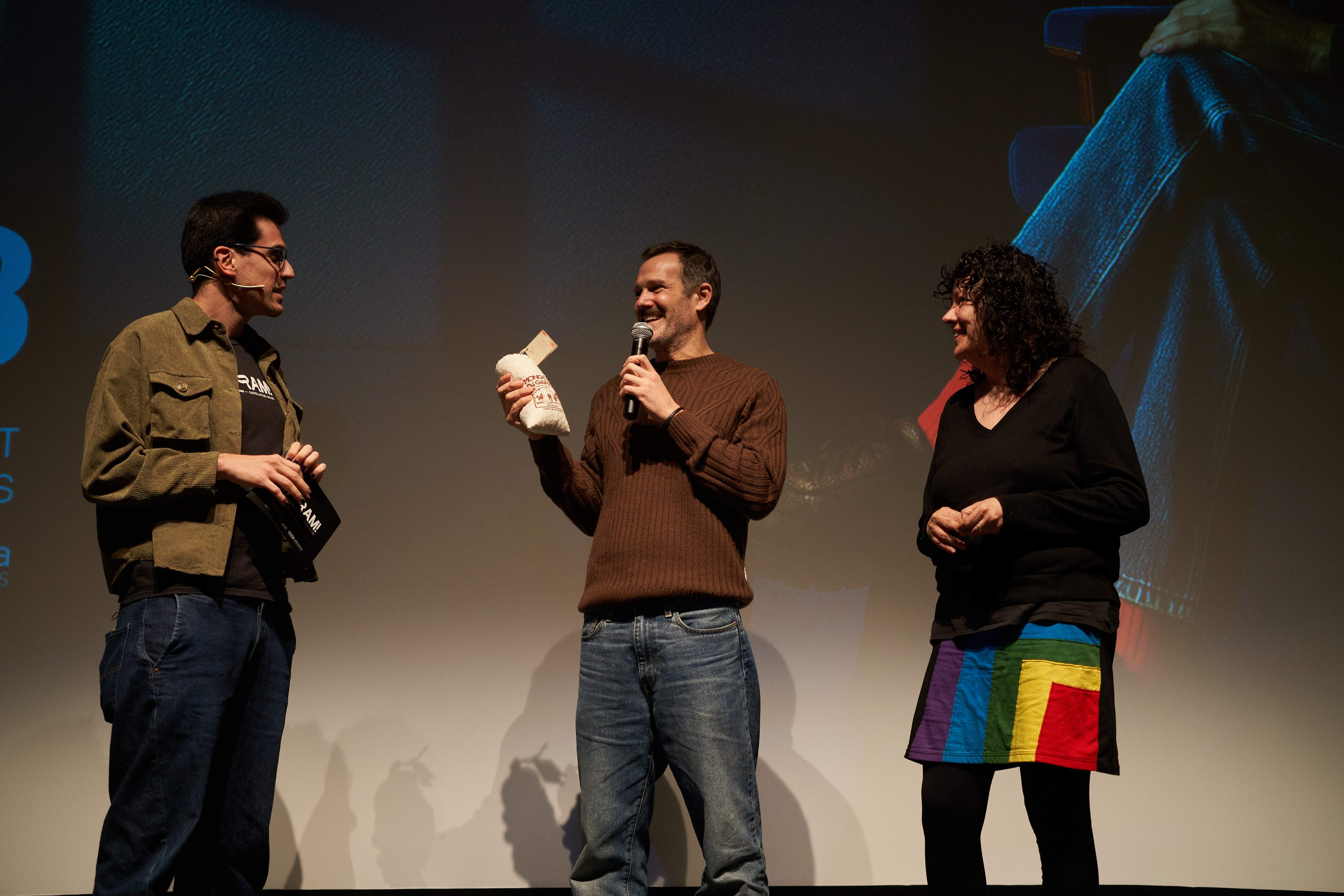 Jose Mari Goenaga, codirector de 'Maspalomas', va rebre l'obsequi del BRAM!, les mongetes del ganxet. || Q. P.