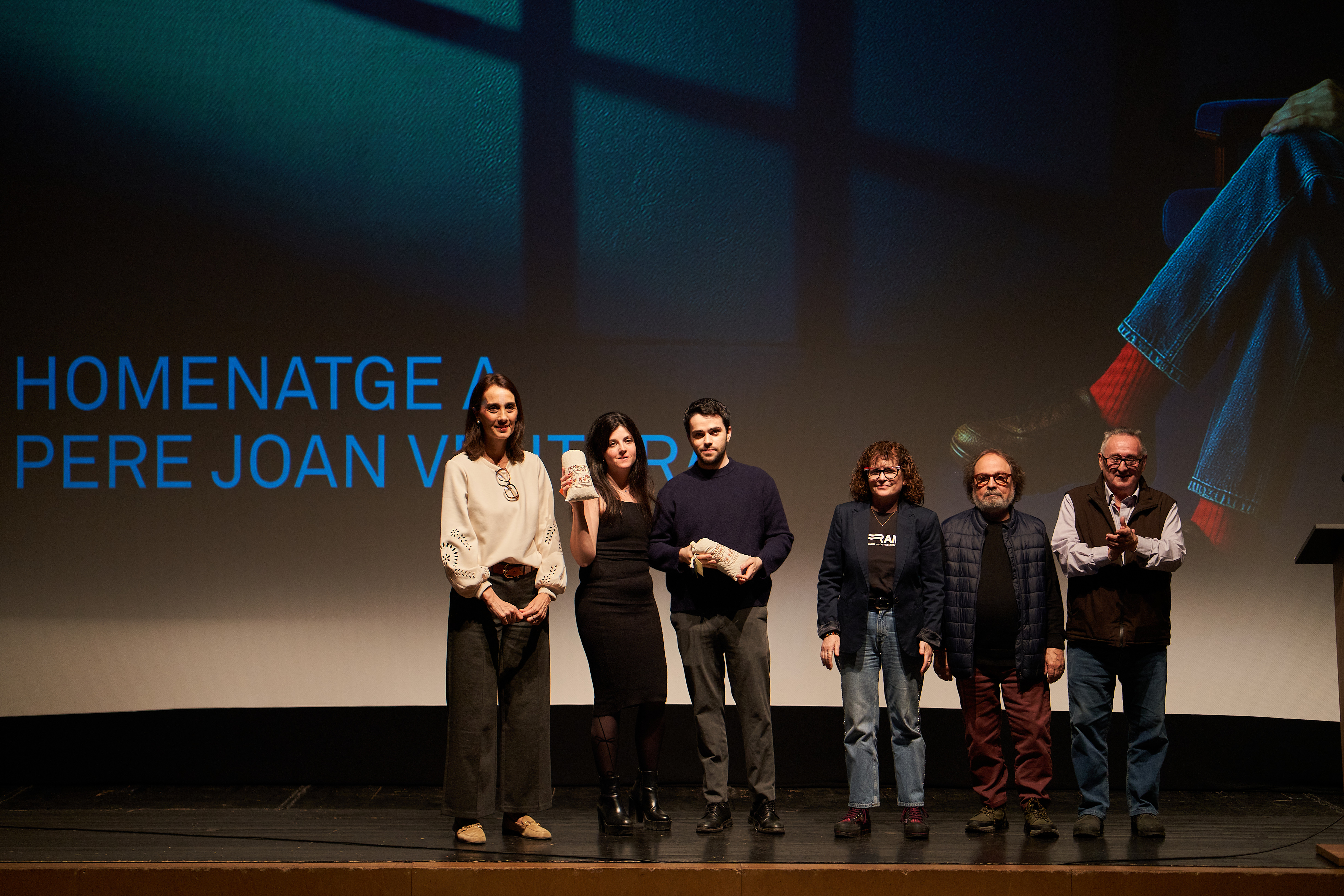 Moment final dels parlaments a l'acte d'homenatge a Pere Joan Ventura, amb l'entrega de l'obsequi del BRAM!. || Q. P.