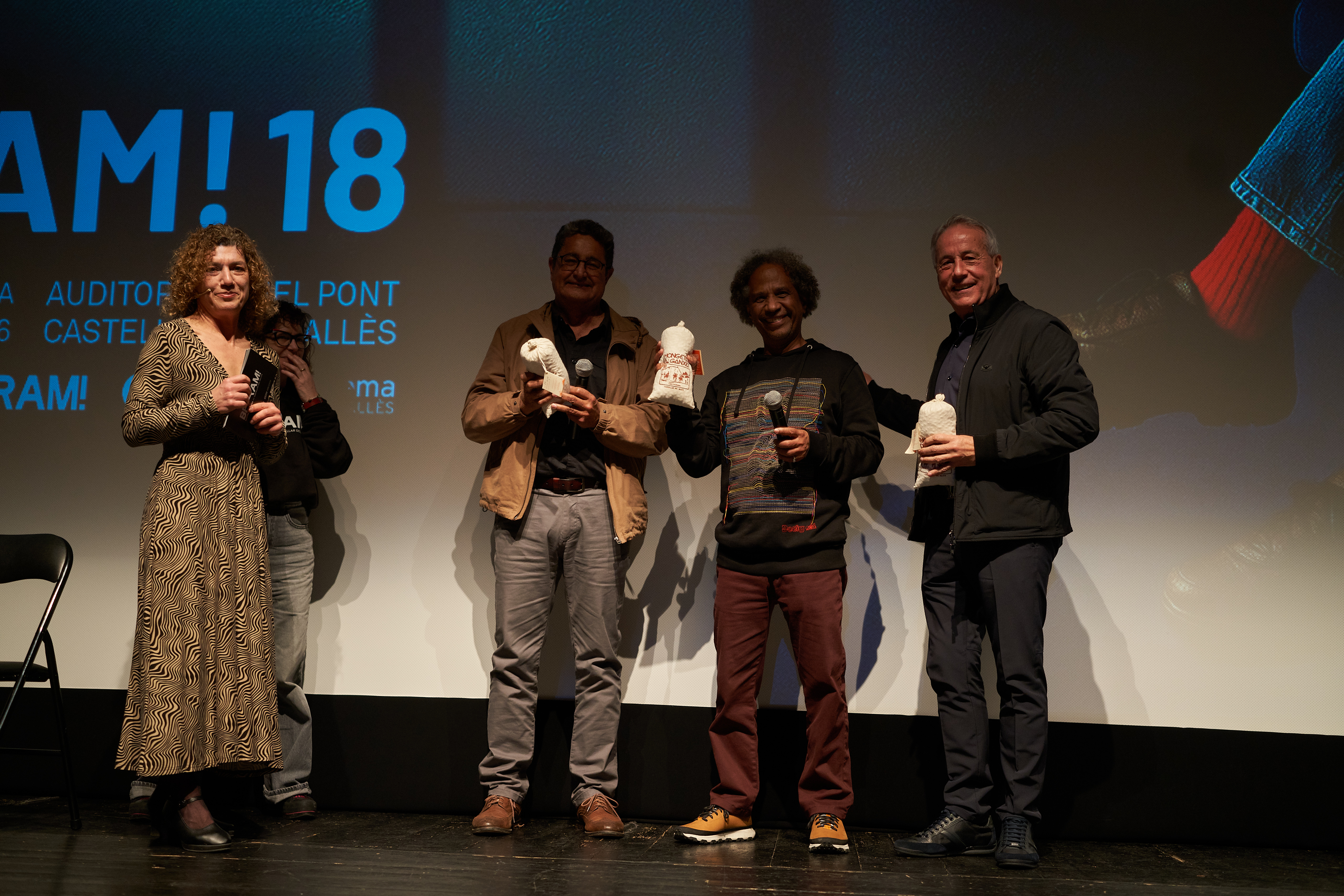 Jose Antonio Torres, Carlos Cruz i Enrique González van rebre l'obsequi oficial del BRAM!, un sac de mongetes del ganxet. ||Q. P.