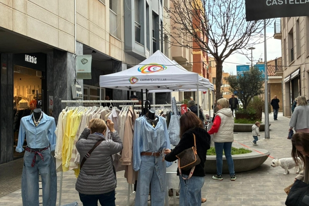 Els comerços han sortit al carrer per fer liquidació de temporada | O.Ferran Els comerços han sortit al carrer per fer liquidació de temporada | O.Ferran