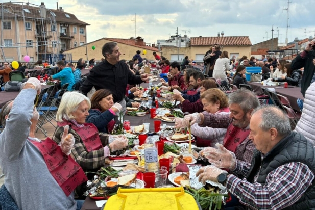 Unes 300 persones van passar per la plaça d'El Mirador | O.Ferran Unes 300 persones van passar per la plaça d'El Mirador | O.Ferran