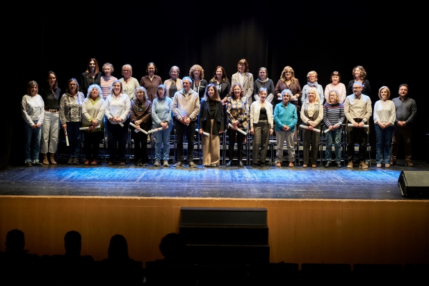 Imatge de grup dels i de les docents que s'acaben de jubilar de les escoles i instituts de Castellar || Q. Pascual