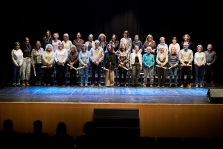 Imatge de grup dels i de les docents que s'acaben de jubilar de les escoles i instituts de Castellar || Q. Pascual