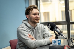 Andriy Kozak en els estudis de Ràdio Castellar.