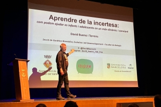 El divulgador David Bueno sobre l'escenari de l'auditori | O.Ferran