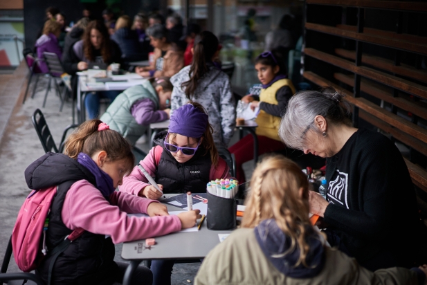 Diverses dones creant els seus dibuixos a la terrassa del Calissó