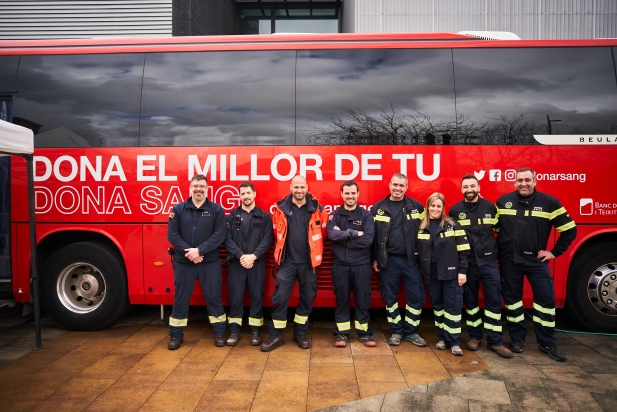 L'equip de Bombers i Serna que han col·laborat en la campanya de donació de sang L'equip de Bombers i Serna que han col·laborat en la campanya de donació de sang