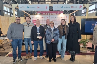 Els guardonats amb l’alcaldessa i el regidor de Promoció Econòmica. || ajuntament