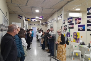 La lectura del manifest del 8-M a l'EMPA Les Teixidores amb l'exposició 'Teixint sororitat'