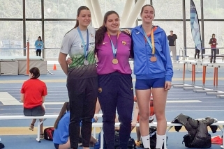 Laia Ribera -centre- en el podi de la pista coberta de Sabadell.