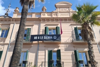 Pancarta amb el ‘No a la guerra’ que ha penjat l’Ajuntament. || aj. castellar