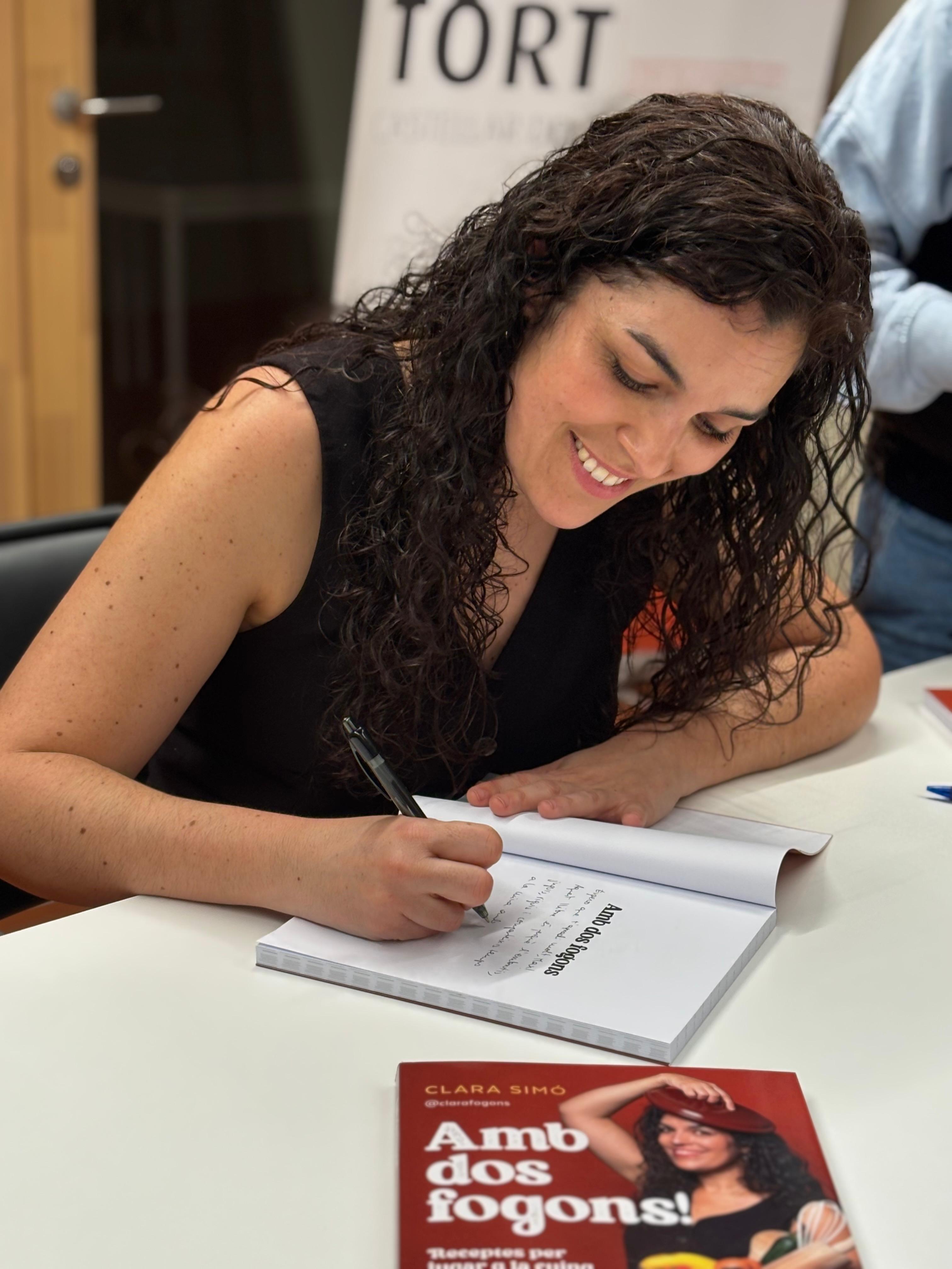 Clara Simó, durant les signatures del seu llibre 'Amb dos fogons'. || CEDIDA