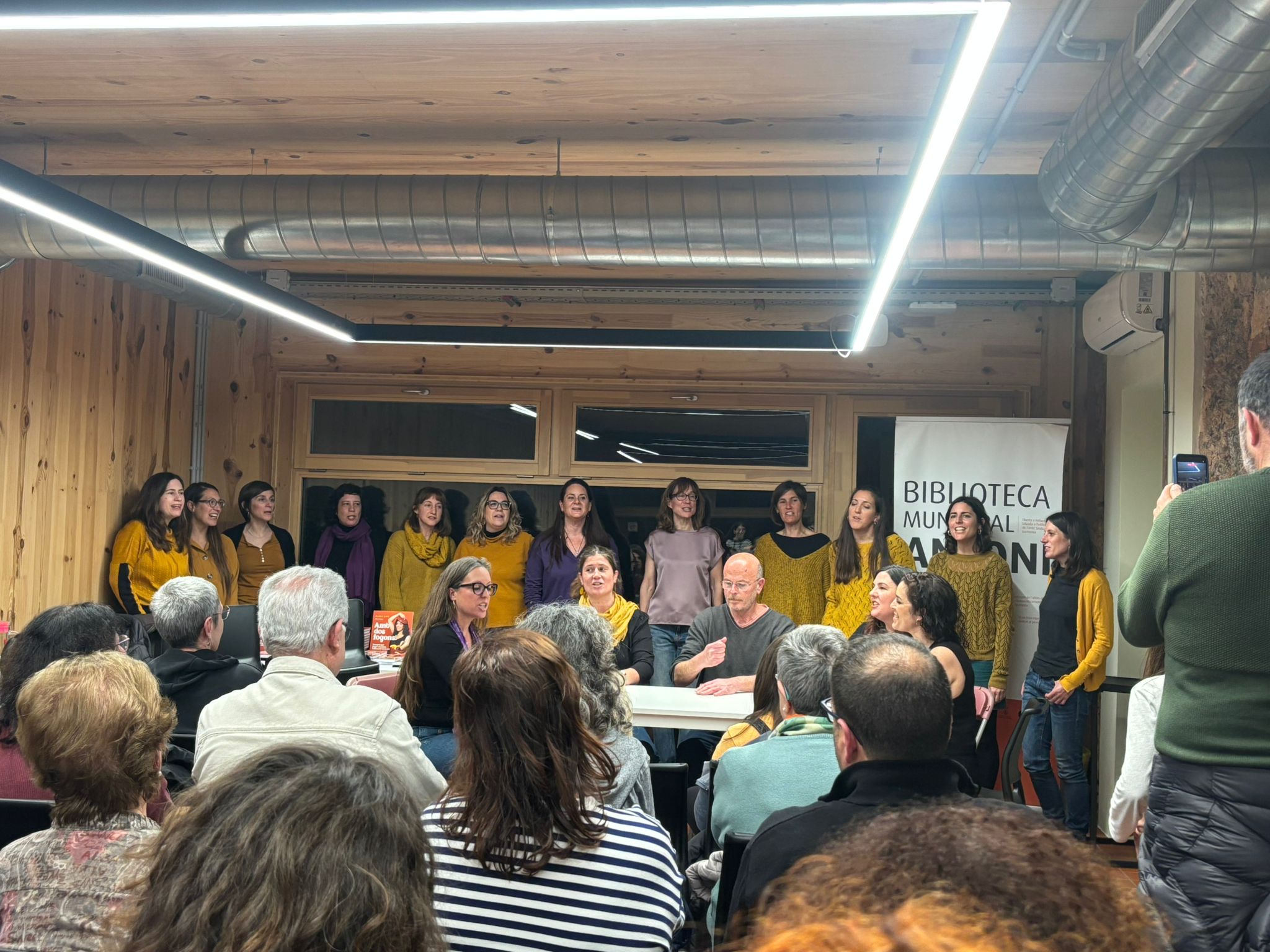 El Cor Atzamares, on també va cantar Clara Simó, va amenitzar la presentació del seu llibre 'Amb dos fogons'. || CEDIDA 
