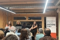 Acte de presentació del llibre 'Amb dos fogons' de Clara Simó, a la Biblioteca Municipal, dimecres passat. || CEDIDA
