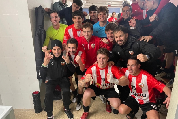 Els jugadors castellarencs celebren la victòria al vestuari.