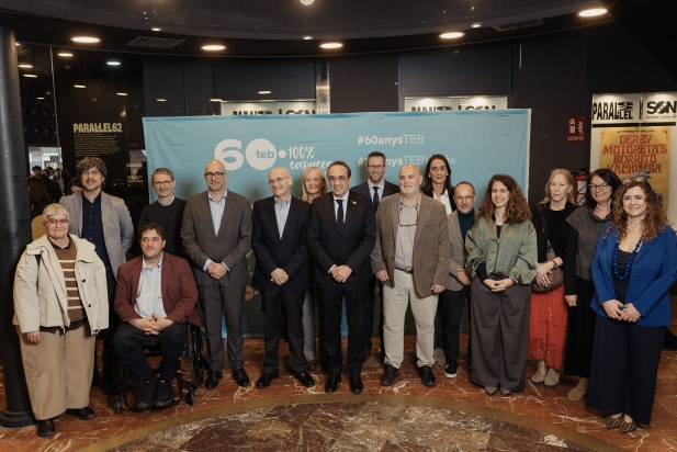 12   Foto de grup dels responsables de TEB amb les autoritats assistents a la festa del seu 60è anviersari