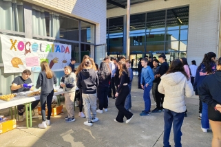 Alumnes de l’Institut Castellar fent cua per participar a la xocolatada