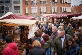La fira de Sant Josep va aconseguir atraure centenars de visitants durant tota la jornada que va ser freda pel que fa al temps però molt animada en compres.  || Q. Pascual