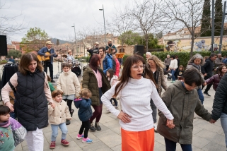 Carmina Mas ballant una dansa amb la resta del grup de Bufanúvols al darrere a la plaça Major en el Dia de Sant Josep
