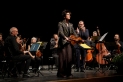 La solista Isabel Villanueva va portar el pes de la primera part del concert amb la interpretació de l’obra per a viola del letò Peteris Vasks. || Q. Pascual
