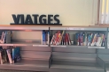 Els prestatges de la secció de viatges de la biblioteca, gairebé buides. || IVET VALVERDE