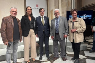 D'esquerra a dreta, el pessebrista Enric Benavent, l'alcaldessa de Castellar Yolanda Rivera, el president de la Generalitat Salvador Illa, el pessebrista homenatjat Josep Llinares, i la seva dona Conxita. || CEDIDA