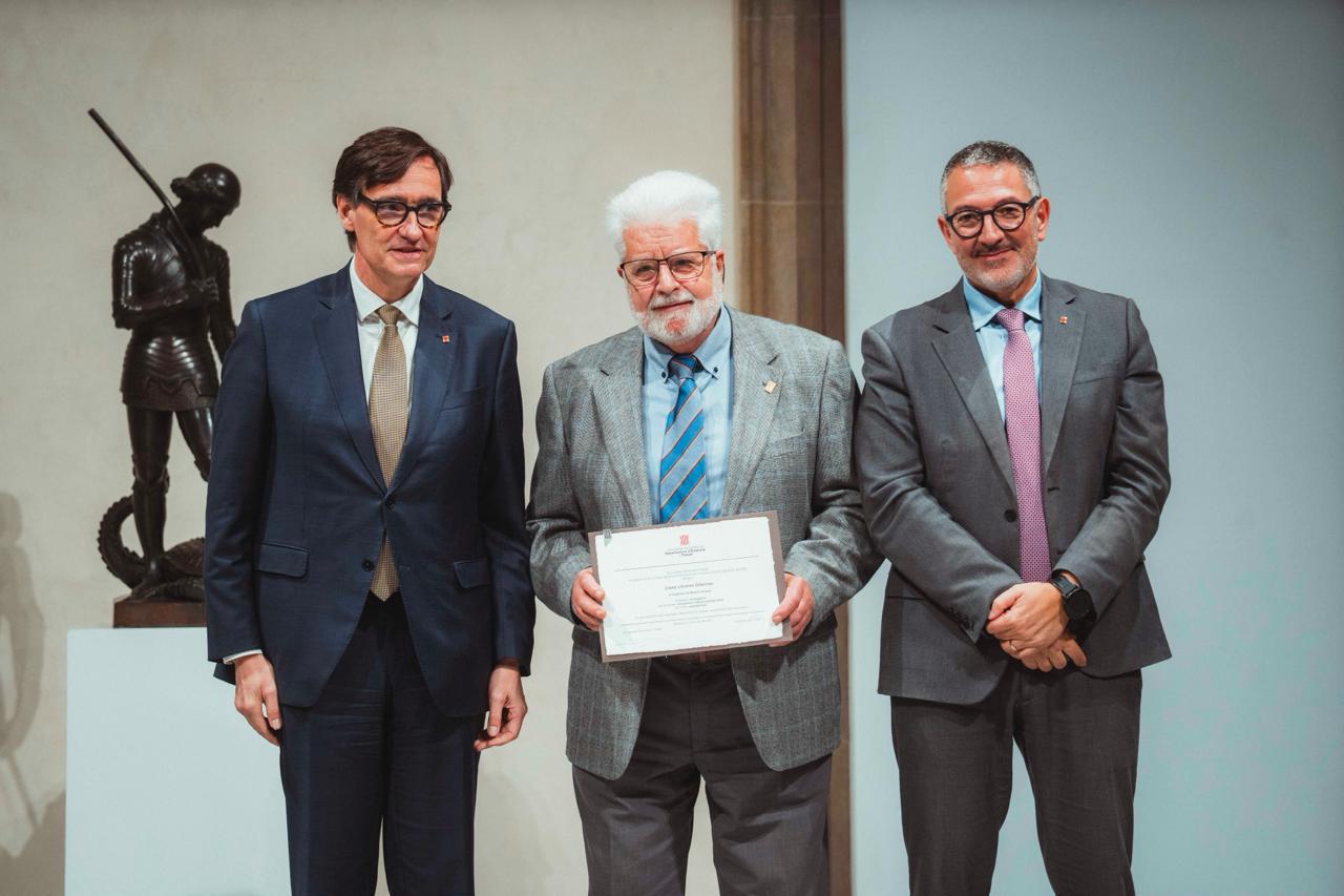 Josep Llinares, al centre, rep el diploma de Mestre Artesà. || CEDIDA