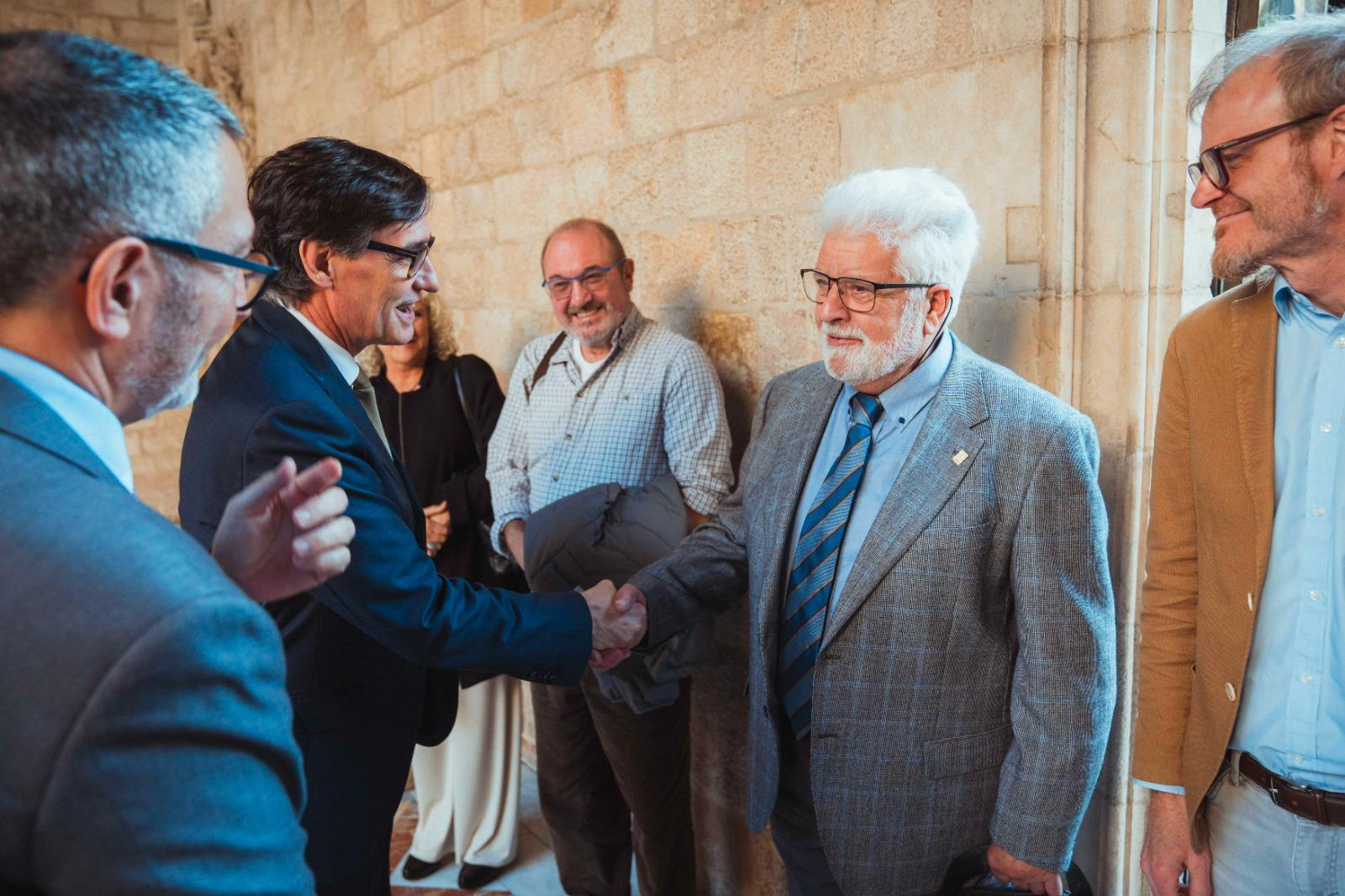 Satisfacció de Josep Llinares en rebre el diploma de Mestre Artesà. || CEDIDA