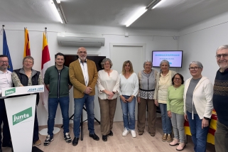 Joan Juni, envoltat de regidors, militants i simpatitzants de Junts