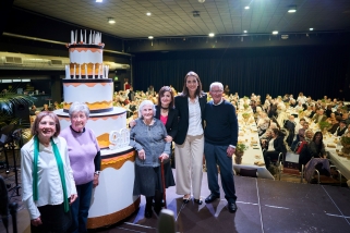 En l’acte, quatre dels homenatjats van poder fer una bufada simbòlica del pastís pels 90 anys || Q. Pascual
