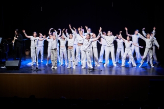 Moment del concert de primavera del Cor Sant Esteve, anb la coreografia creada per Èlia Fort. || Q. P.