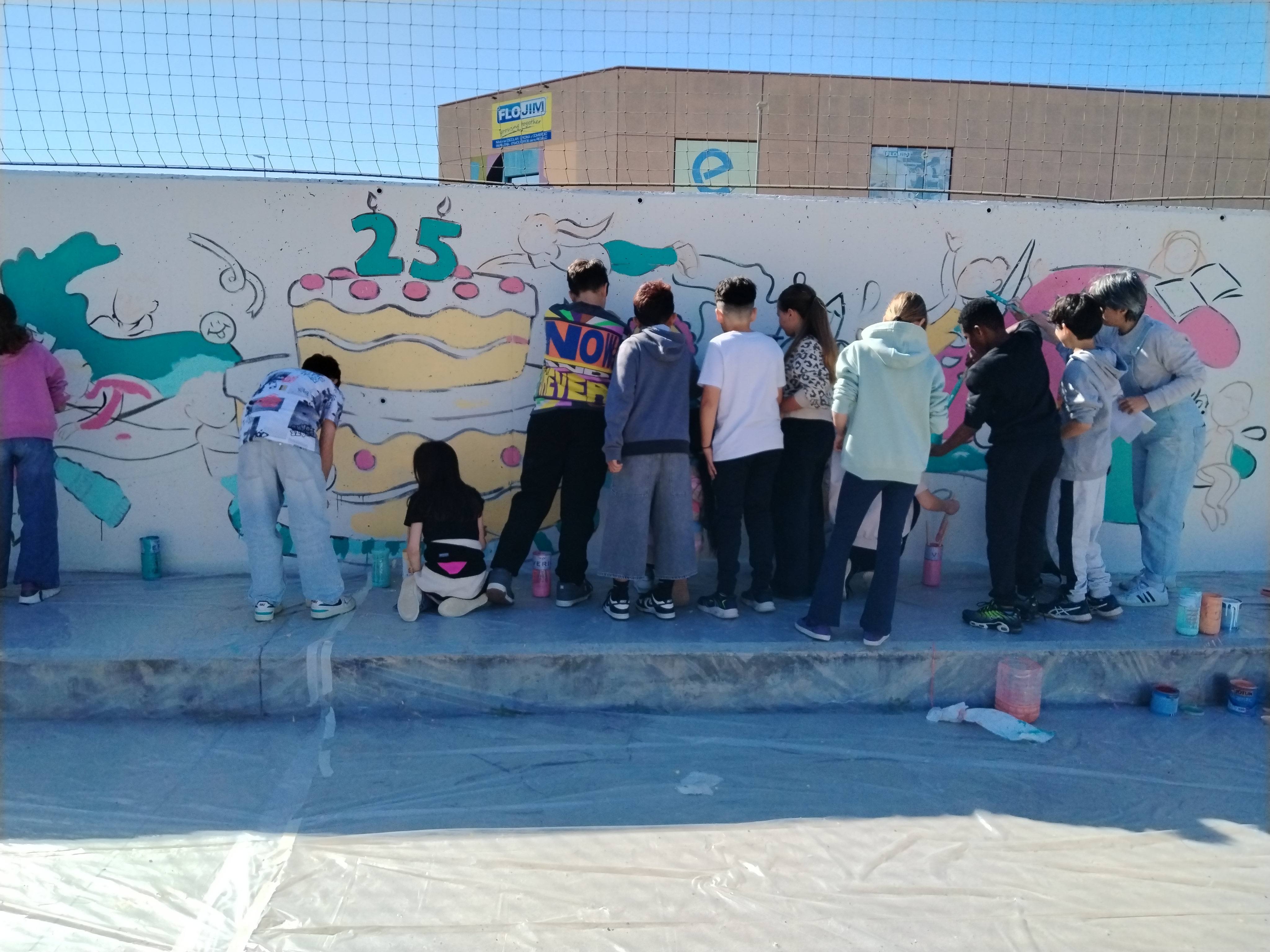 Alumnat i família van completar el mural commemoratiu dels 25è aniversari de l'escola Mestre Pla amb la participació de les artistes Beatriz Hernández i Viena Boedo Alumnat i família van completar el mural commemoratiu dels 25è aniversari de l'escola Mestre Pla amb la participació de les artistes Beatriz Hernández i Viena Boedo