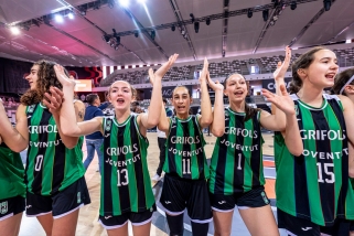 Marina Avilés, al centre de la imatge, celebra el títol aconseguit.