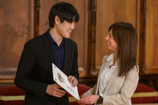 El pianista Zhiqiao Zhang i la regidora de Promoció de la Vila Elisabet España. || CEDIDA