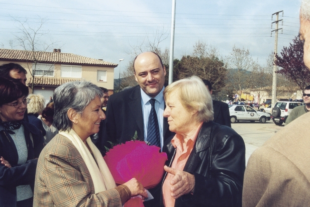 La consellera d’Ensenyament , Carme Laura Gil, amb l’alcalde d’aleshores, Lluís Corominas, i la filla del mestre Pere Pla, Carme Pla, durant la inauguració de l'escola