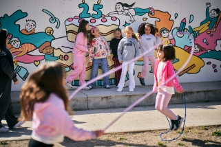 Un grup d’alumnes del Mestre Pla juga a l’hora del pati davant del mural commemoratiu dels 25 anys que acaba de fer l’escola, en una imatge d’aquest dimecres passat