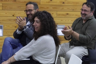 Dolors Ruiz, en el moment de ser escollida candidata d'ERC, amb la presència de de Juli Fernàndez, diputat al Parlament de Catalunya i secretari segon de la Mesa, i d’Albert Turon, en representació de l’Executiva Comarcal del Vallès Occidental d’Esquerra Republicana