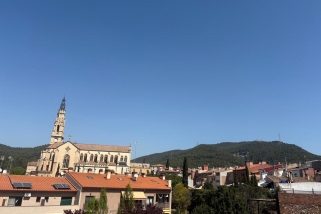 Els cels es mantindran serens fins diumenge, com en aquestes vistes amb el Puig de la Creu de fons d'aquest divendres al migdia