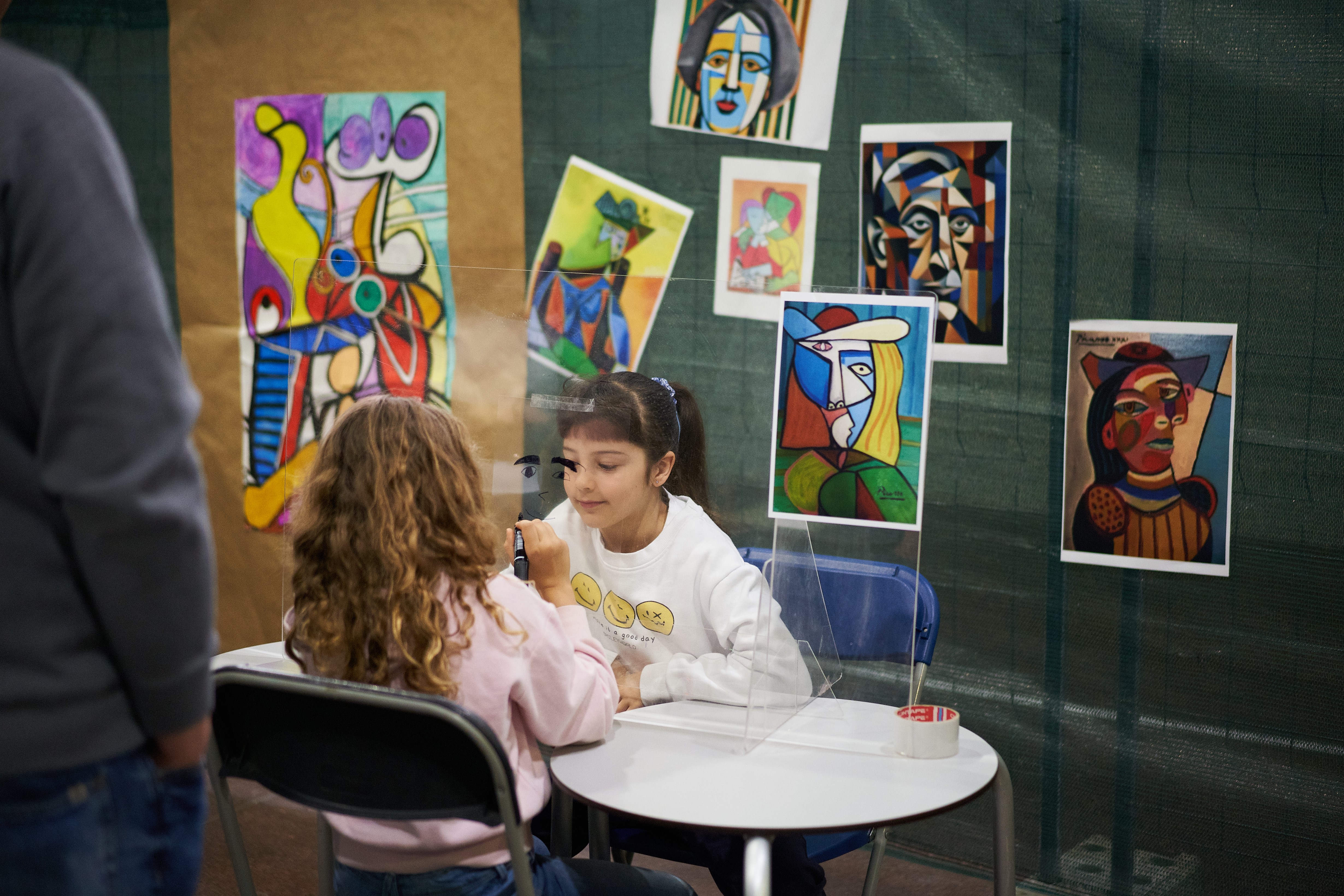 A l'espai dedicat a l'artista Pablo Picasso, els participants elaboraven un retrat d'un altre a través d'una pantalla de metacrilat