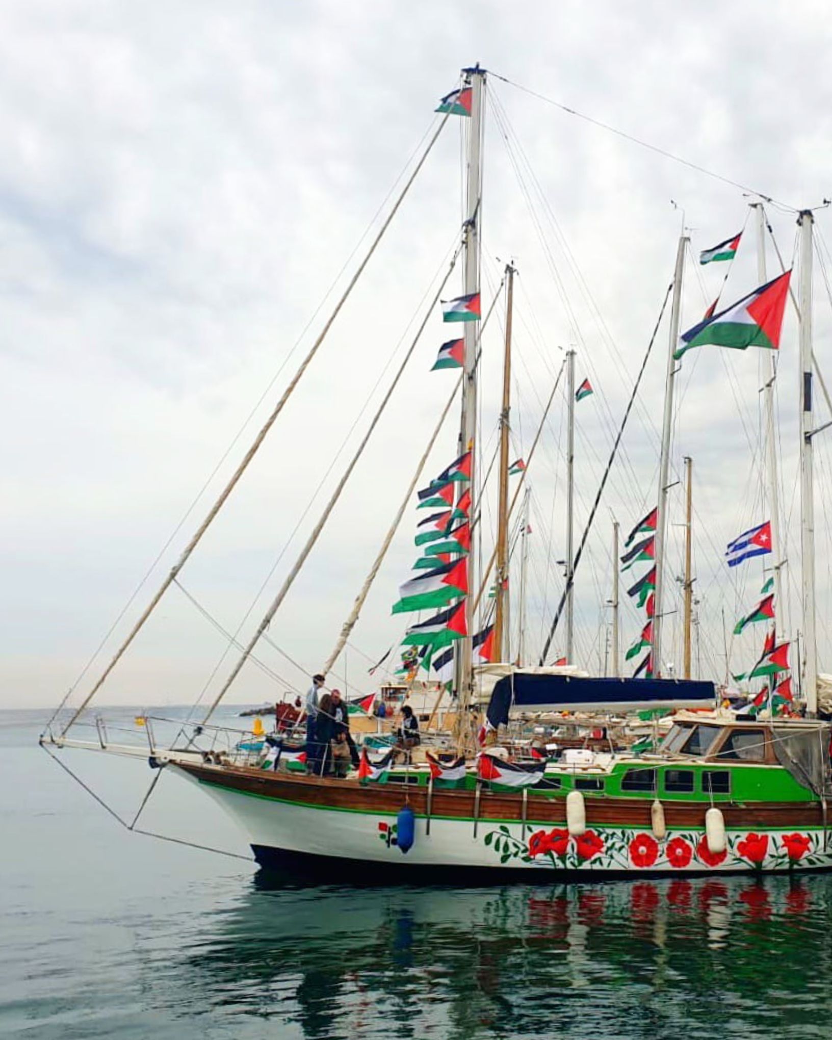 Un dels vaixells de la flotilla Global Sumud abans de salpar cap a Gaza, ja pintat. || CEDIDA