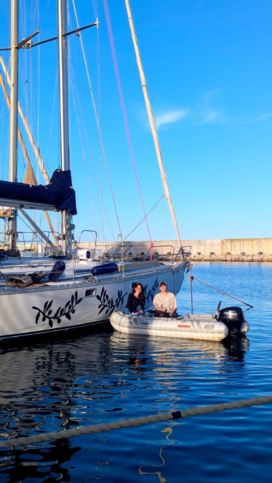 Viena Boedo i altres artistes pintant els casquets dels vaixells des de l'aigua. || CEDIDA