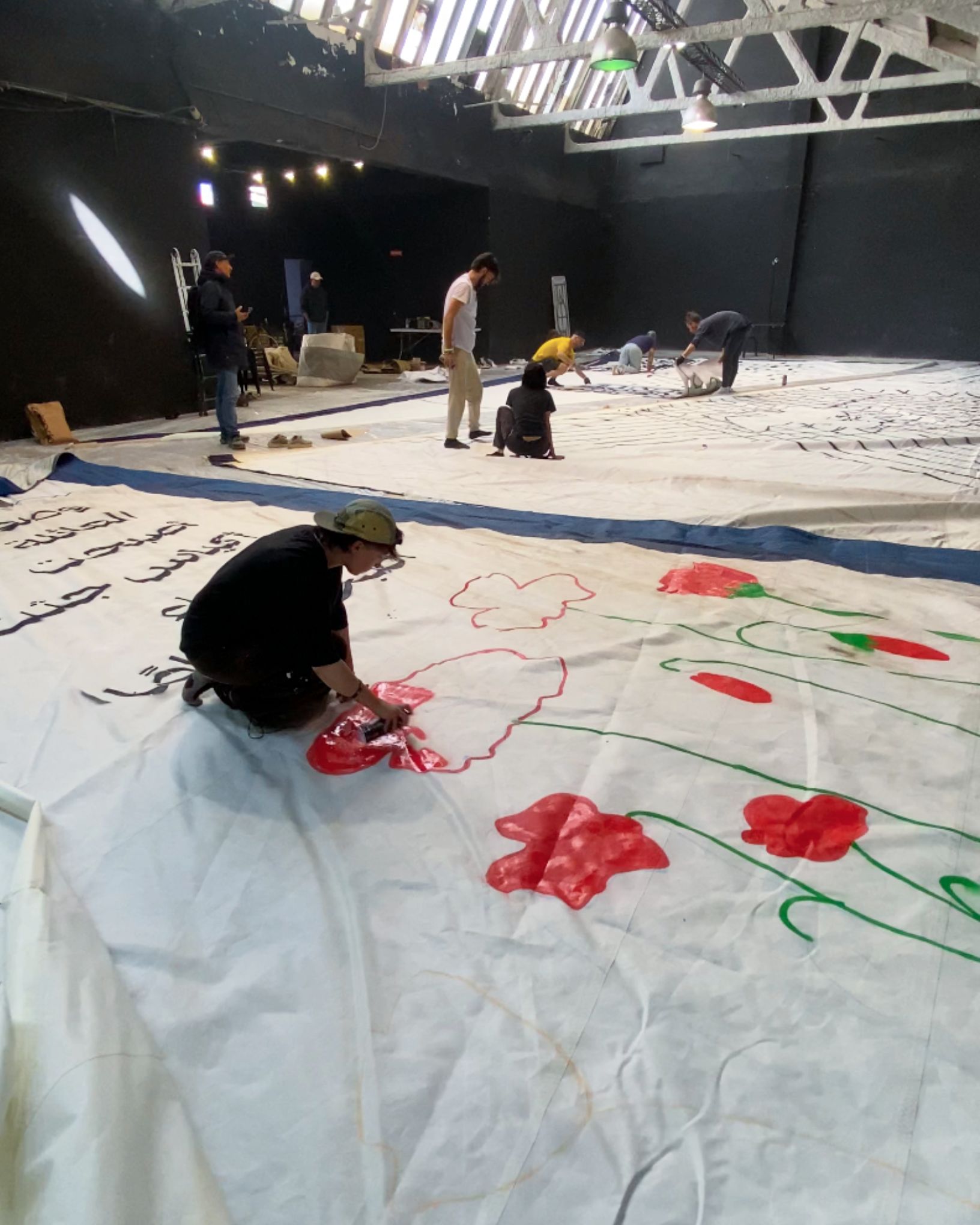 Els artistes pintant veles de la flotilla, al port de Barcelona. || CEDIDA