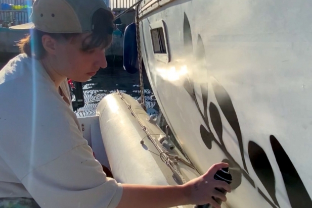 La castellarenca Viena Boedo és una de les artistes que han pintat els vaixells de la flotilla Global Sumud, que va sortir dimecres rumb a Gaza. || CEDIDA