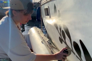 La castellarenca Viena Boedo és una de les artistes que han pintat els vaixells de la flotilla Global Sumud, que va sortir dimecres rumb a Gaza. || CEDIDA