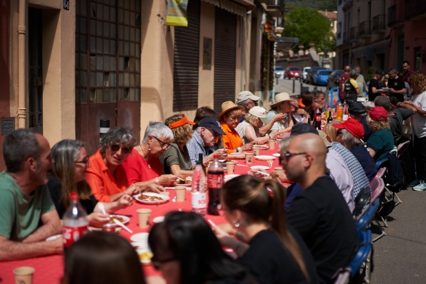 Els veïns entaualats durant el dinar que commemorava els cinc anys de fundació de l'Associació del Centre